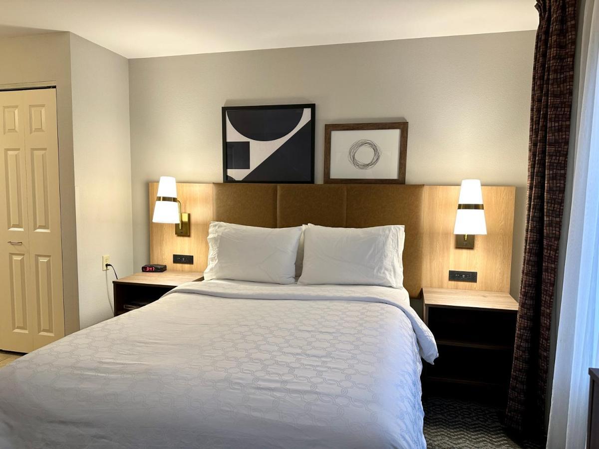 Staybridge Suites Milwaukee West-Oconomowoc By Ihg Экстерьер фото