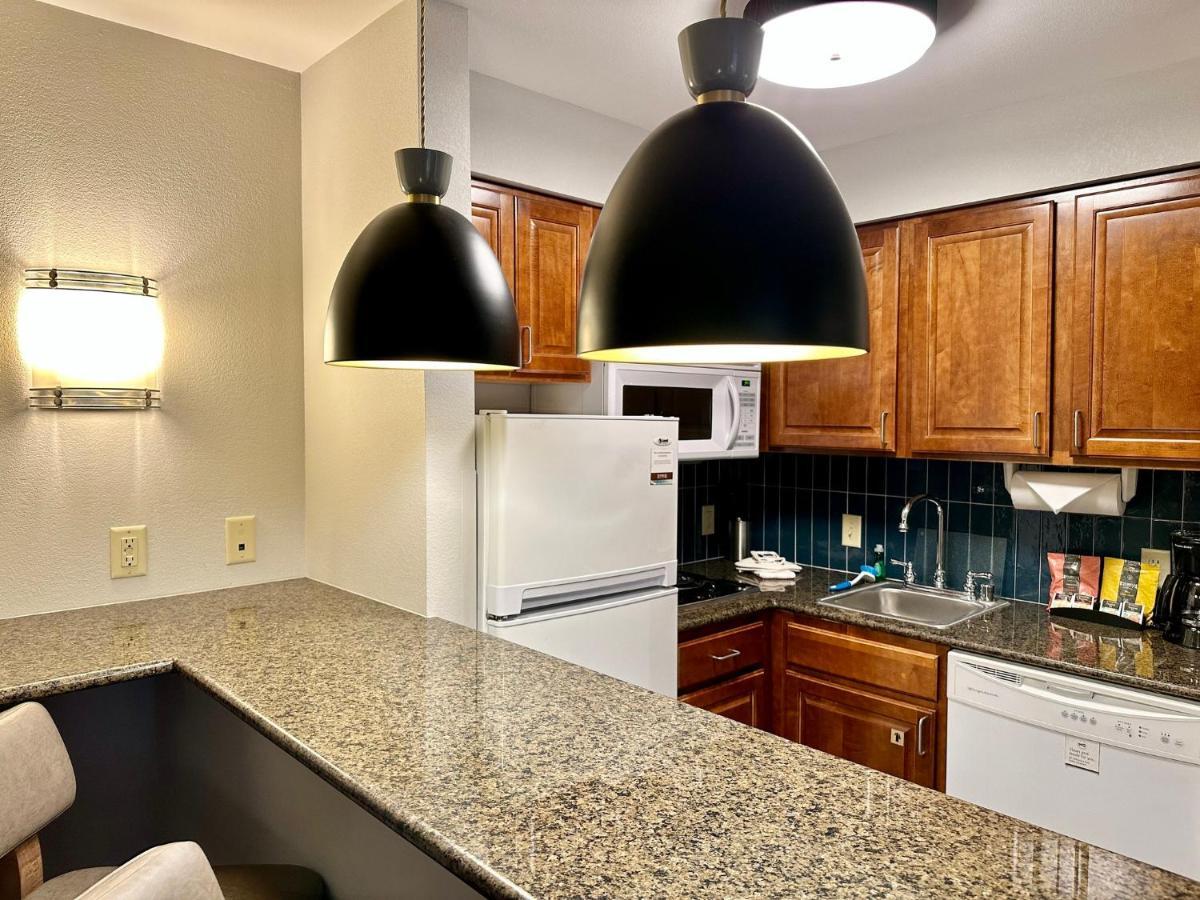 Staybridge Suites Milwaukee West-Oconomowoc By Ihg Экстерьер фото