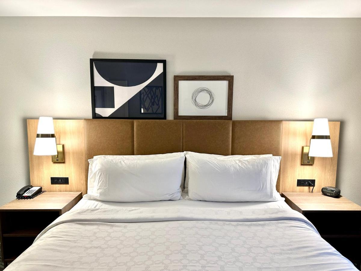 Staybridge Suites Milwaukee West-Oconomowoc By Ihg Экстерьер фото